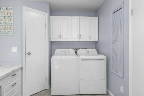 19 Lakeview Drive, Rochon Sands, AB - Indoor Photo Showing Laundry Room