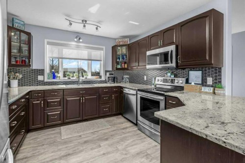 19 Lakeview Drive, Rochon Sands, AB - Indoor Photo Showing Kitchen With Upgraded Kitchen