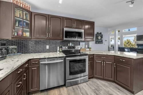 19 Lakeview Drive, Rochon Sands, AB - Indoor Photo Showing Kitchen