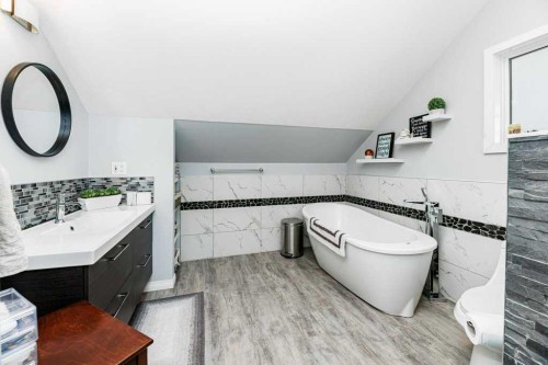 19 Lakeview Drive, Rochon Sands, AB - Indoor Photo Showing Bathroom