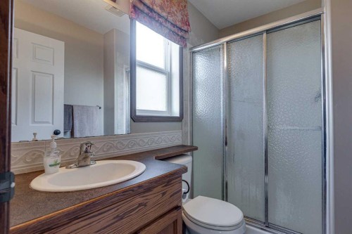 43 Inkster Close, Red Deer, AB - Indoor Photo Showing Bathroom