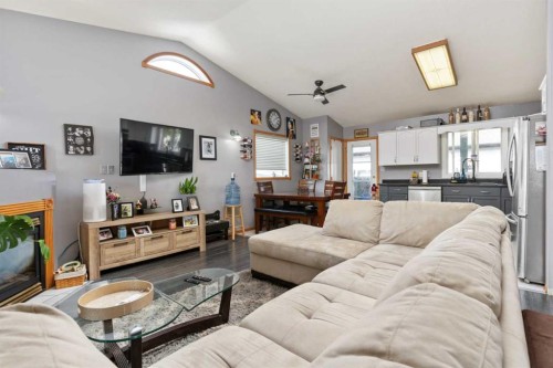6122 32 Avenue, Camrose, AB - Indoor Photo Showing Living Room