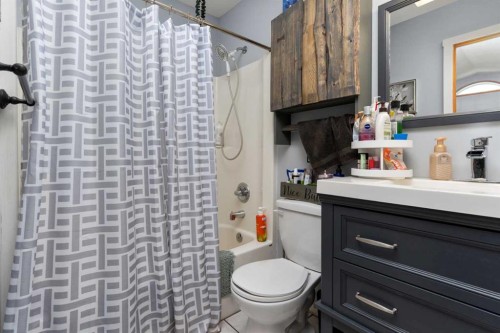 6122 32 Avenue, Camrose, AB - Indoor Photo Showing Bathroom