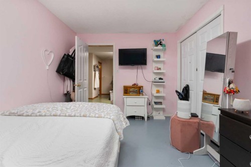 6122 32 Avenue, Camrose, AB - Indoor Photo Showing Bedroom