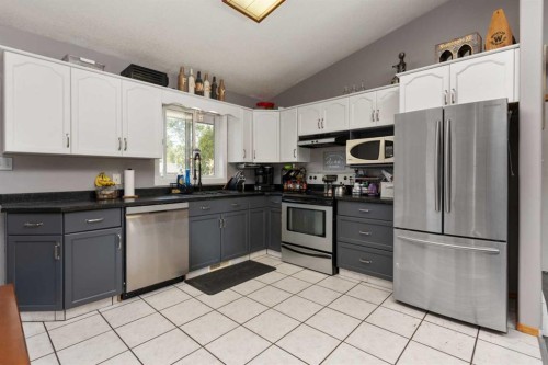 6122 32 Avenue, Camrose, AB - Indoor Photo Showing Kitchen