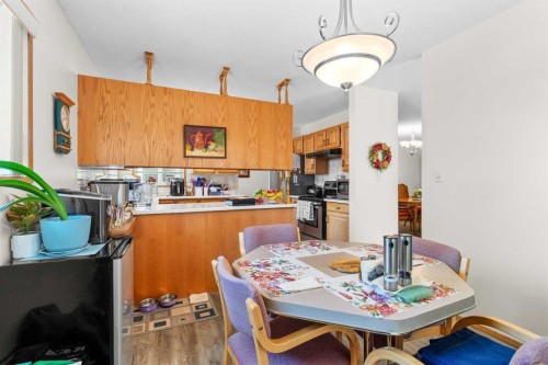 27-2821 Botterill Crescent, Red Deer, AB - Indoor Photo Showing Dining Room
