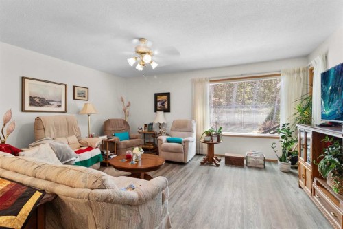 27-2821 Botterill Crescent, Red Deer, AB - Indoor Photo Showing Living Room