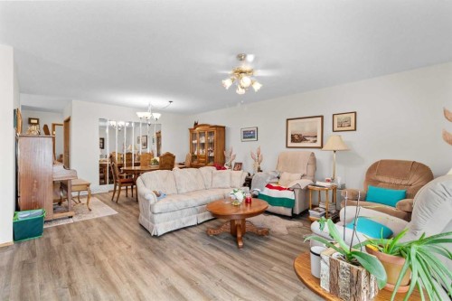 27-2821 Botterill Crescent, Red Deer, AB - Indoor Photo Showing Living Room