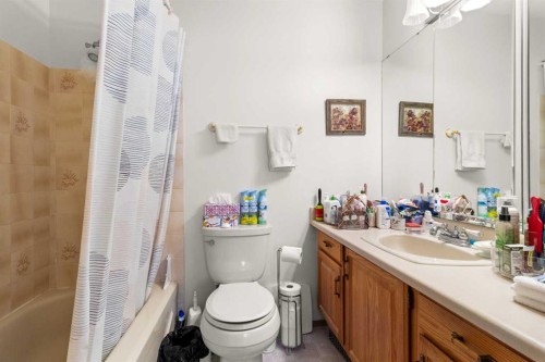 27-2821 Botterill Crescent, Red Deer, AB - Indoor Photo Showing Bathroom