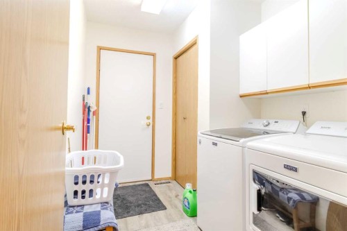 27-2821 Botterill Crescent, Red Deer, AB - Indoor Photo Showing Laundry Room