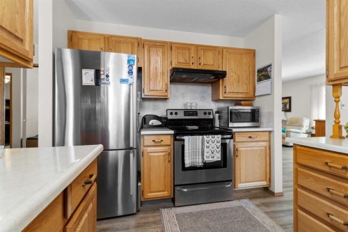 27-2821 Botterill Crescent, Red Deer, AB - Indoor Photo Showing Kitchen