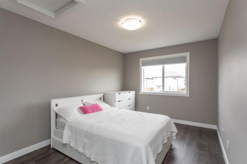 67 Thomlison Avenue, Red Deer, AB - Indoor Photo Showing Bedroom