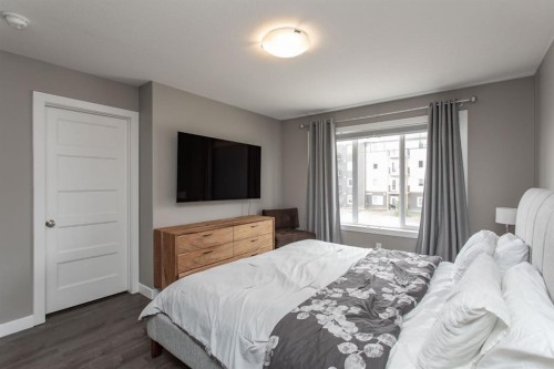 67 Thomlison Avenue, Red Deer, AB - Indoor Photo Showing Bedroom