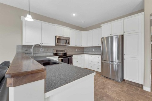 18 Shaw Close, Red Deer, AB - Indoor Photo Showing Kitchen With Stainless Steel Kitchen With Double Sink With Upgraded Kitchen