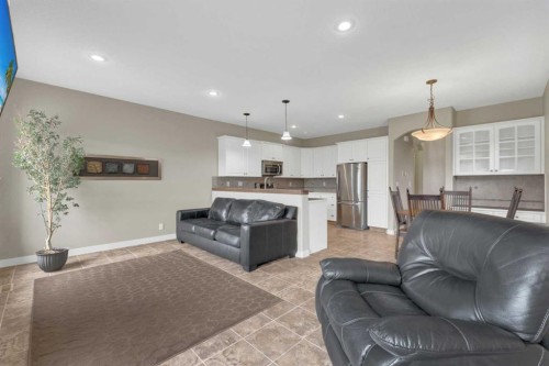 18 Shaw Close, Red Deer, AB - Indoor Photo Showing Living Room