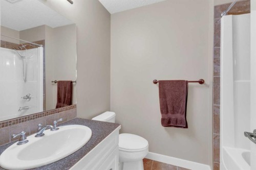 18 Shaw Close, Red Deer, AB - Indoor Photo Showing Bathroom