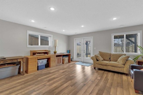 18 Shaw Close, Red Deer, AB - Indoor Photo Showing Living Room