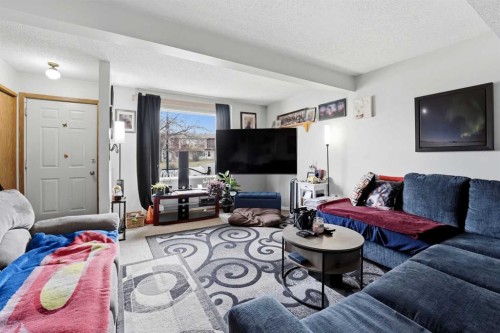 39 Greene Close, Red Deer, AB - Indoor Photo Showing Living Room