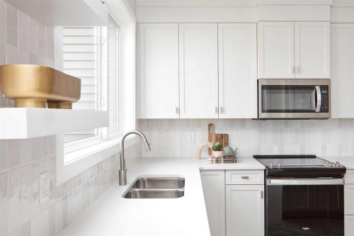 80 Emberside Grove, Cochrane, AB - Indoor Photo Showing Kitchen With Double Sink With Upgraded Kitchen