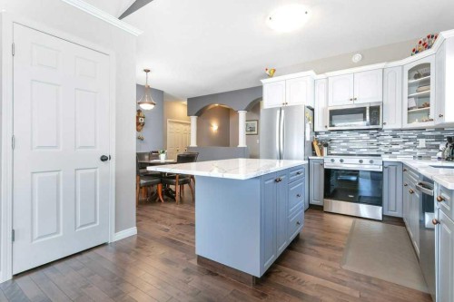 10-32 Dowler Street, Red Deer, AB - Indoor Photo Showing Kitchen With Upgraded Kitchen