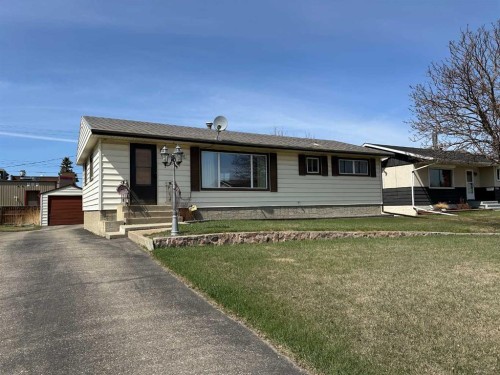 5550 & 5552 47 Avenue Crescent  Ponoka, AB T4J 1J9