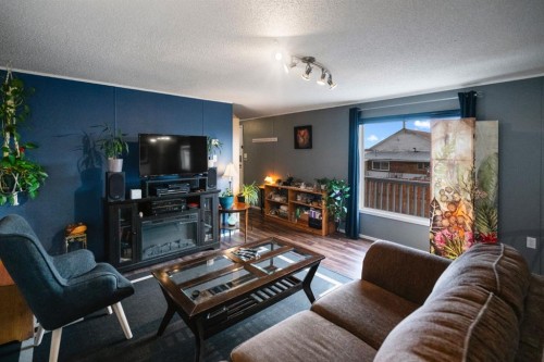 16 Main Street, Edberg, AB - Indoor Photo Showing Living Room