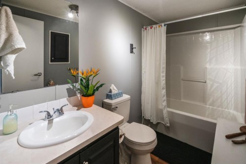 16 Main Street, Edberg, AB - Indoor Photo Showing Bathroom