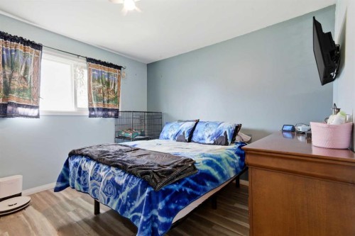 4820 48 Avenue, Innisfail, AB - Indoor Photo Showing Bedroom
