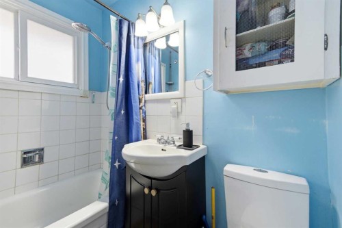 4820 48 Avenue, Innisfail, AB - Indoor Photo Showing Bathroom