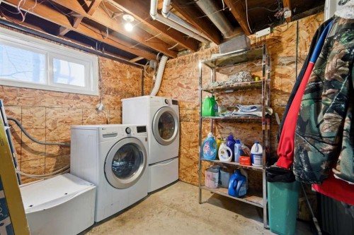 4820 48 Avenue, Innisfail, AB - Indoor Photo Showing Laundry Room