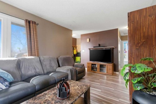 4820 48 Avenue, Innisfail, AB - Indoor Photo Showing Living Room