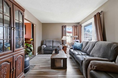4820 48 Avenue, Innisfail, AB - Indoor Photo Showing Living Room