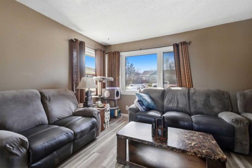 4820 48 Avenue, Innisfail, AB - Indoor Photo Showing Living Room