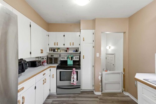 4820 48 Avenue, Innisfail, AB - Indoor Photo Showing Kitchen