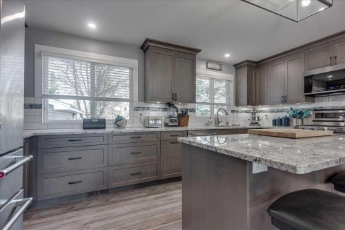 5616 55 Avenue, Lacombe, AB - Indoor Photo Showing Kitchen With Upgraded Kitchen