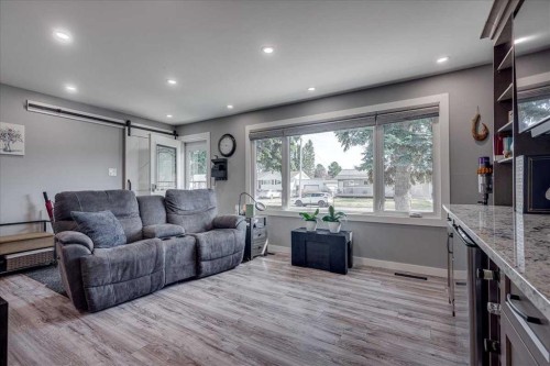 5616 55 Avenue, Lacombe, AB - Indoor Photo Showing Living Room