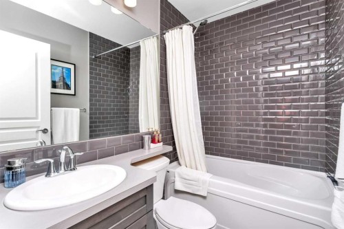 11 Craig Road, Sylvan Lake, AB - Indoor Photo Showing Bathroom