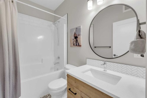 31 Vanson Close, Sylvan Lake, AB - Indoor Photo Showing Bathroom