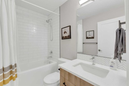 31 Vanson Close, Sylvan Lake, AB - Indoor Photo Showing Bathroom