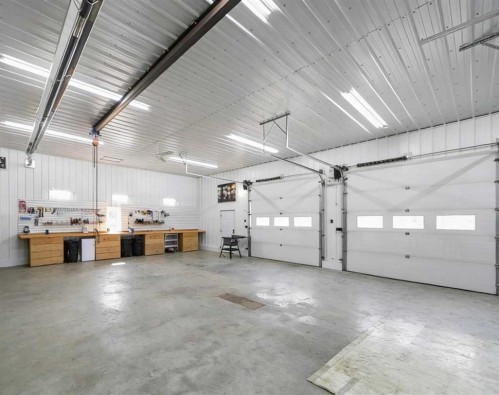 5007 52 Street, Amisk, AB - Indoor Photo Showing Garage
