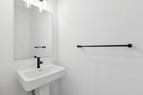 17 Southborough Common, Cochrane, AB - Indoor Photo Showing Bathroom