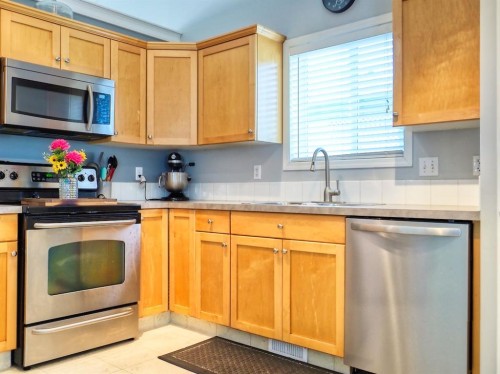 210 Bradford Crescent South, Three Hills, AB - Indoor Photo Showing Kitchen With Double Sink