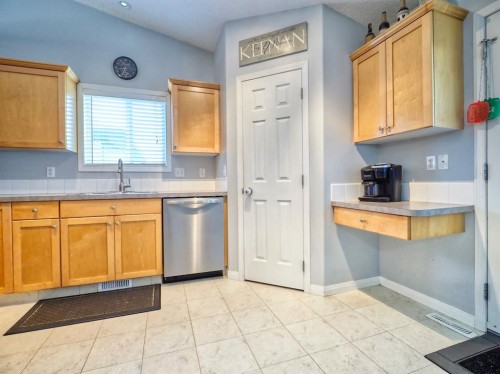 210 Bradford Crescent South, Three Hills, AB - Indoor Photo Showing Kitchen