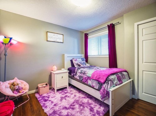210 Bradford Crescent South, Three Hills, AB - Indoor Photo Showing Bedroom