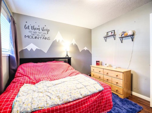 210 Bradford Crescent South, Three Hills, AB - Indoor Photo Showing Bedroom