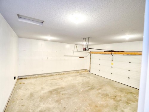 210 Bradford Crescent South, Three Hills, AB - Indoor Photo Showing Garage