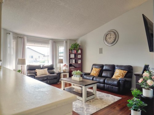 210 Bradford Crescent South, Three Hills, AB - Indoor Photo Showing Living Room