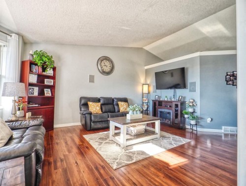 210 Bradford Crescent South, Three Hills, AB - Indoor Photo Showing Living Room