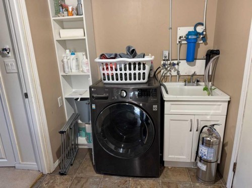 462075 Range Road 33, Winfield, AB - Indoor Photo Showing Laundry Room