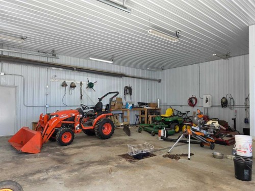462075 Range Road 33, Winfield, AB - Indoor Photo Showing Garage